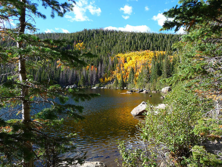 Sehenswürdigkeiten in der USA - Rocky Mountain National Park - Bear Lake from near trail head im Bundesstaat Colorado.