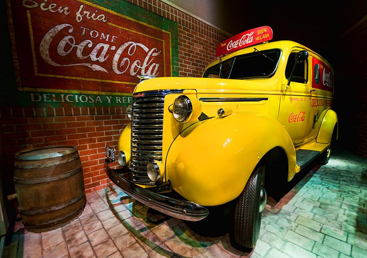 Sehenswürdigkeiten in der USA - World of Coca-Cola - Yellow Truck in Atlanta. © 2014, Kevin C. Rose /AtlantaPhotos.com