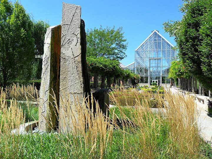 Sehenswürdigkeiten in der USA - Relatively new White River Gardens with greenhouse in background and heart of garden in foreground.