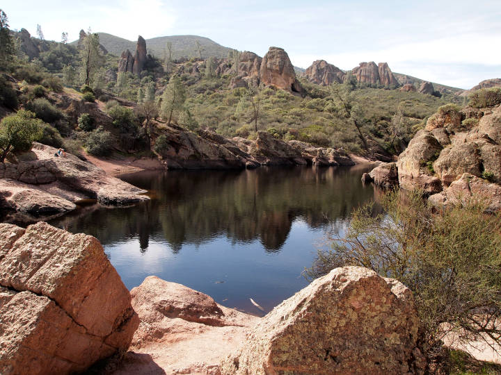 Sehenswürdigkeiten in der USA - View from near the dam of the Bear Gulch reservoir at Pinnacles National Park, California, United States of America.