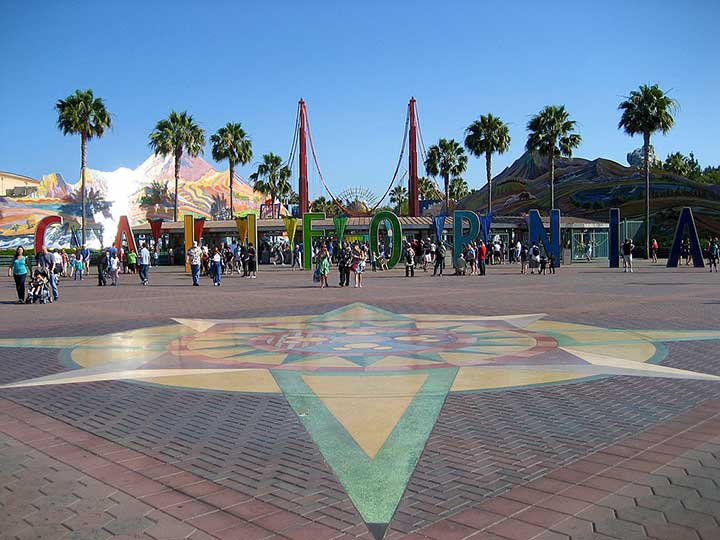Sehenswürdigkeiten in der USA - The main entrance to Disney's California Adventure Park decorated in World of Color livery as seen on July 4, 2010.