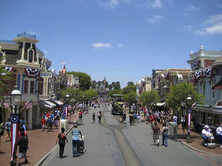 Sehenswürdigkeiten in der USA -  Disneyland's Main Street, U.S.A. with July 4th decorations.