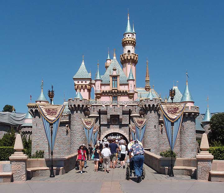Sehenswürdigkeiten in der USA - Dornröschen Schloss im Disneyland Resort Anaheim, Kalifornien.