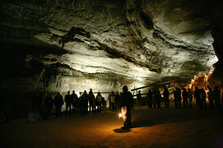 Sehenswürdigkeiten in der USA - Ein Nationalpark-Ranger fuehrt eine Gruppe Touristen durch Mammoth Cave.