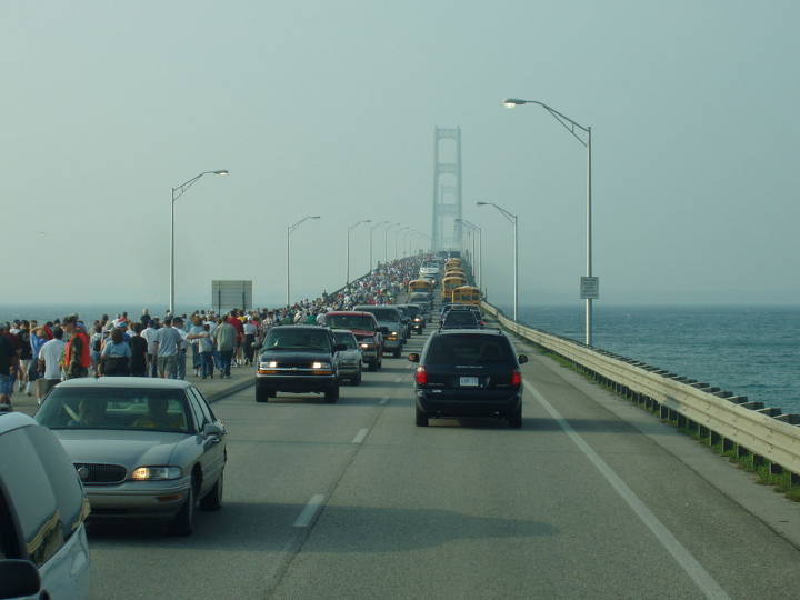 Sehenswürdigkeiten in der USA - A photo taken from the St. Ignace (North) side of the Mackinac Bridge on September 6, 2004 during the annual Mackinac Bridge Walk.