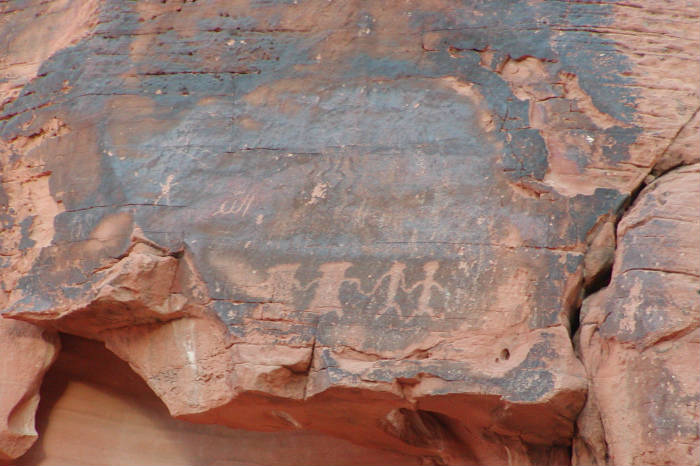 Sehenswürdigkeiten in der USA -  sogenannte Petroglyphen auf Wüstenlack, im US-amerikanischen Valley of Fire (nahe Las Vegas, in Nevada); Der Bereich im Bild ist etwa 1 Meter groß.