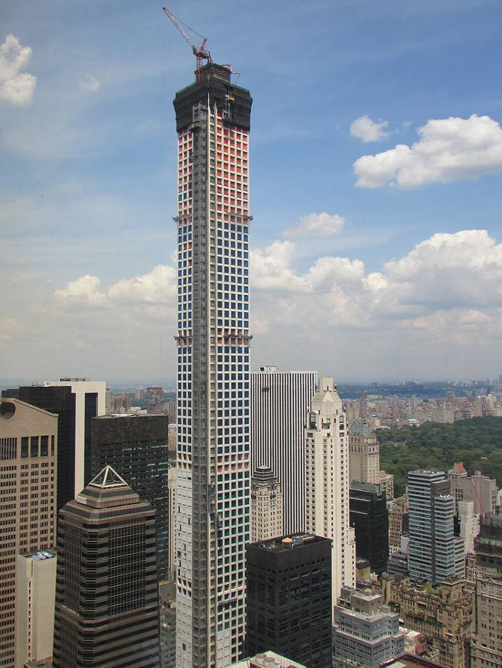 Sehenswürdigkeiten in der USA - A view of 432 Park Avenue under construction from the Citigroup Center.