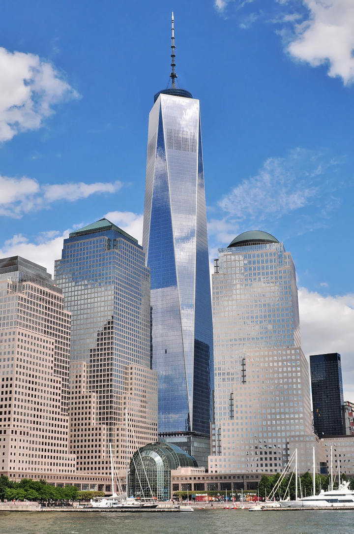 Sehenswürdigkeiten in der USA - One World Trade Center as seen from the Hudson River.