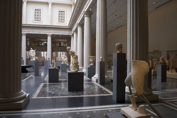 Sehenswürdigkeiten in der USA - A view of new Roman Gallery in the Metropolitan Museum of Art.
