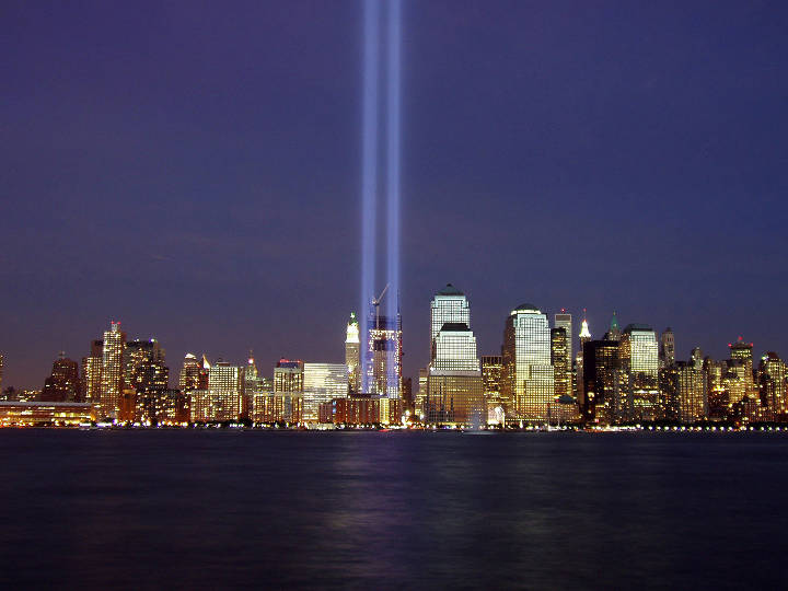 Sehenswürdigkeiten in der USA - Two beams of light represent the former Twin Towers of the World Trade Center