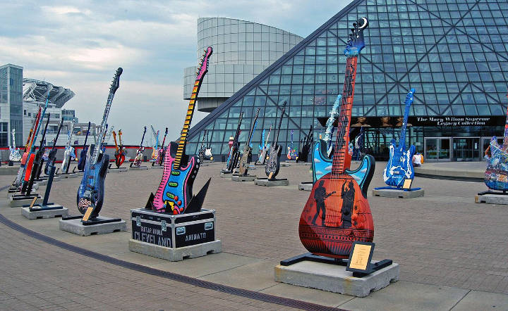 Sehenswürdigkeiten in der USA - Guitars outside the Rock and Roll Hall of Fame in Cleveland.