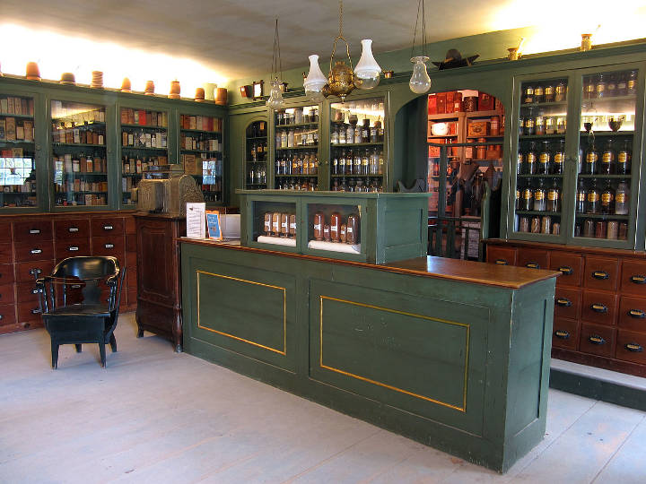 Sehenswürdigkeiten in der USA - Interior of the Apothecary Shop located at Shelburne Museum, Shelburne, Vermont.