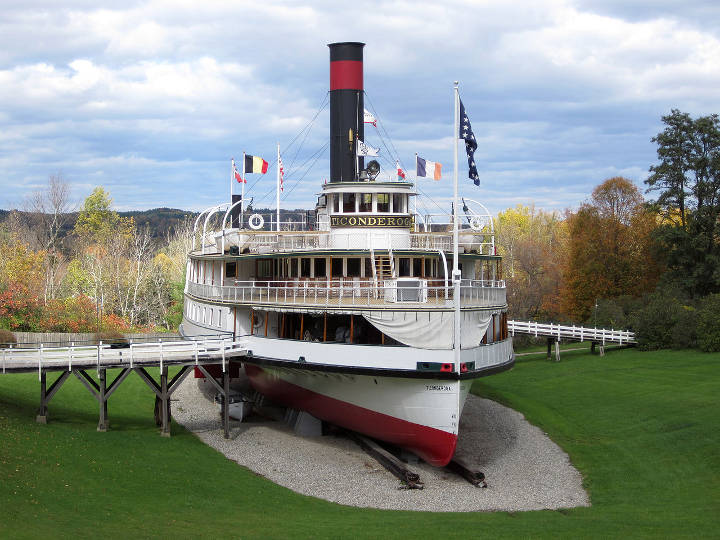 Sehenswürdigkeiten in der USA - The Ticonderoga steamboat at the Shelburne Museum in Shelburne, Vermont.