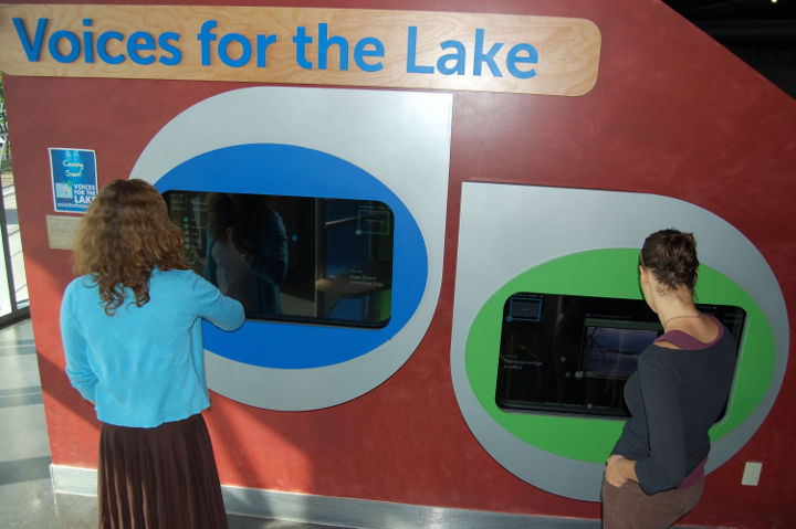 Sehenswürdigkeiten in der USA - Voices for the Lake Exhibit Interactive Touch Screens im ECHO Lake Aquarium.