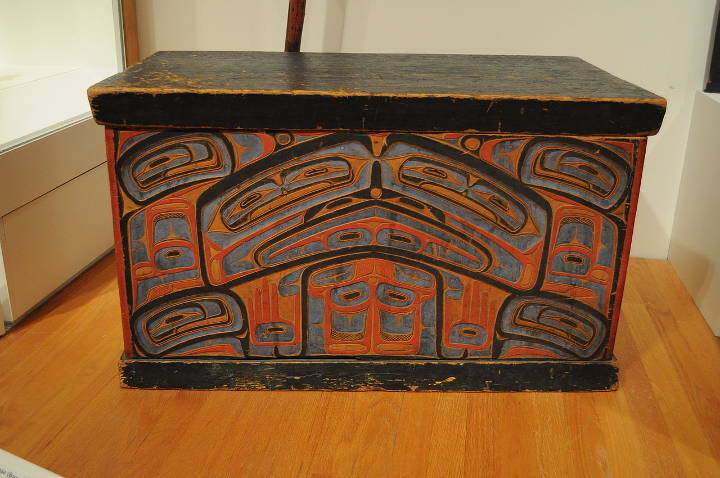 Sehenswürdigkeiten in der USA - Bent-corner chest at the Seattle Art Museum.