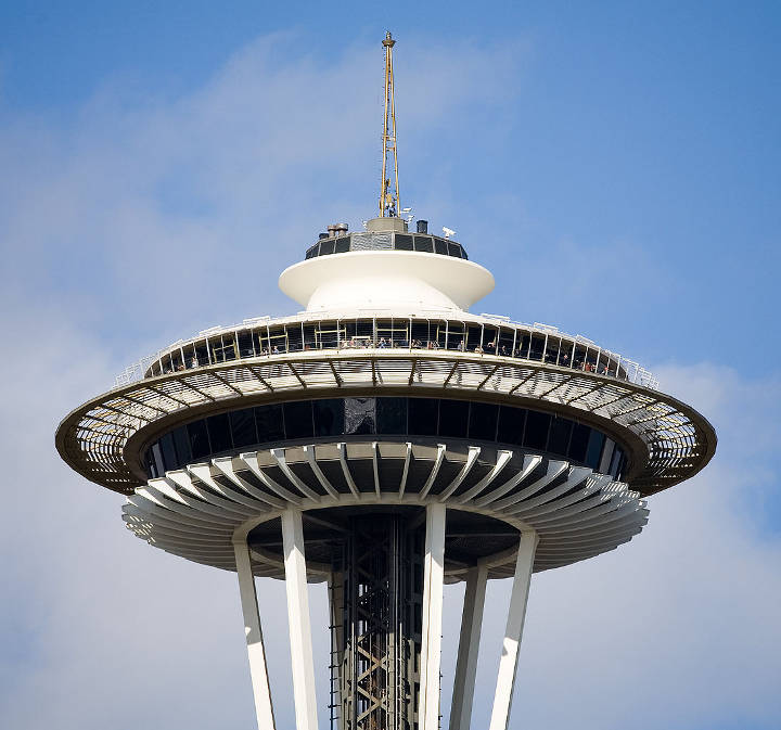 Sehenswürdigkeiten in der USA - Turmkorb und Spitze der Space Needle in Seattle, Washington.
